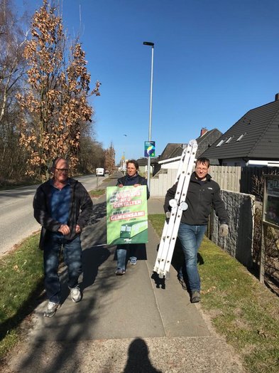 Plakate werden aufgehängt