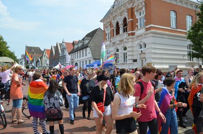Hunderte von Teilnehmer*innen beim 1. CSD in Heide